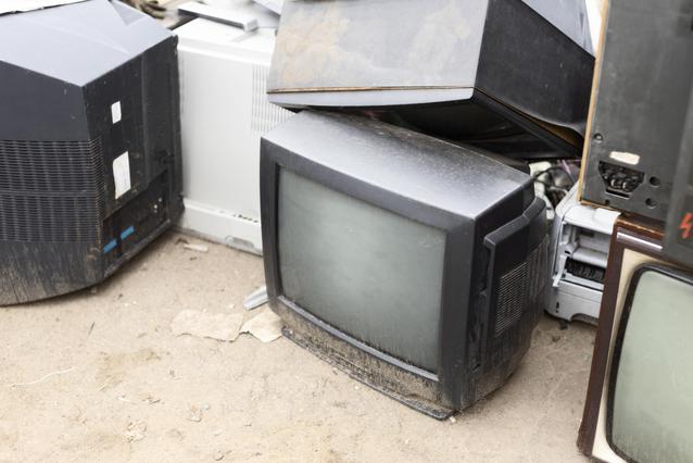 Gdzie wyrzucic telewizor – 3 najlepsze miejsca do bezpiecznej utylizacji